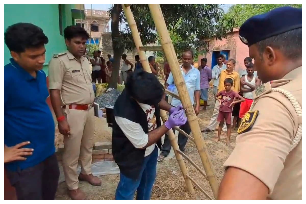 Bagaha News: शिक्षक के बंद घर से 10 लाख के गहने और एक लाख कैश चोरी, फॉरेंसिक टीम जांच में जुटी