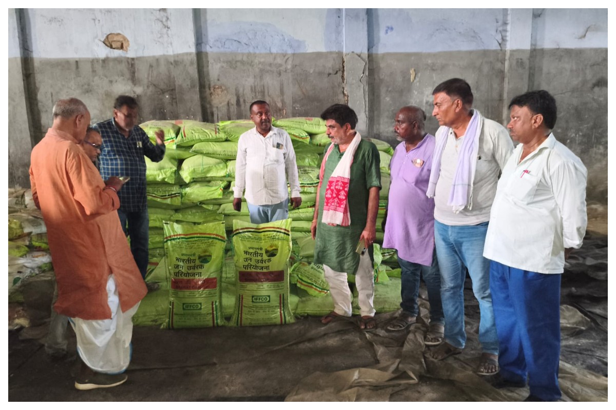 Samastipur News: पूसा में नकली डीएपी खाद की खबर से सनसनी:बिस्कोमान गोदाम पहुंचे अधिकारियों ने जब्त किए सैंपल