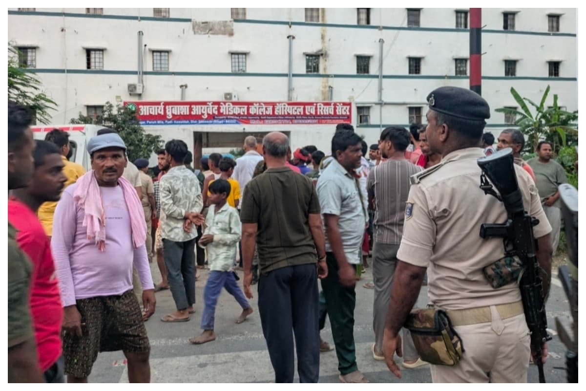 Sitamarhi News: मेडिकल कॉलेज परिसर में फंदे से लटका मिला महिला कर्मचारी का शव, तीन घंटे तक एनएच जाम