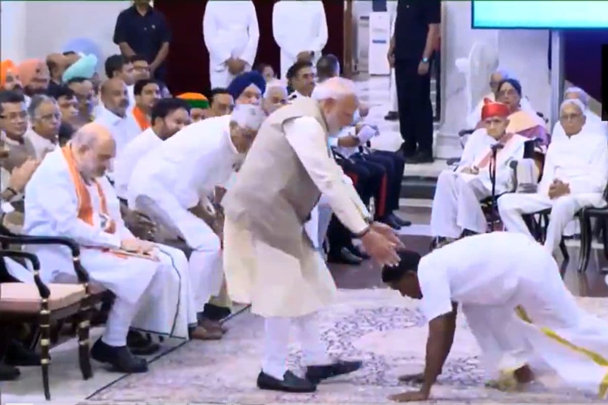 पद्म पुरस्कार 2026: पद्म श्री लेने पहुंचे मार्शल आर्ट विशेषज्ञ, पीएम मोदी को किया साष्टांग प्रणाम