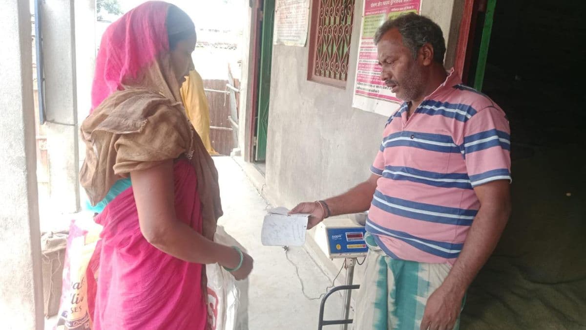 पूर्णिया में मशीन का सर्वर डाउन, राशन दुकानों पर घंटों इंतजार को मजबूर लोग