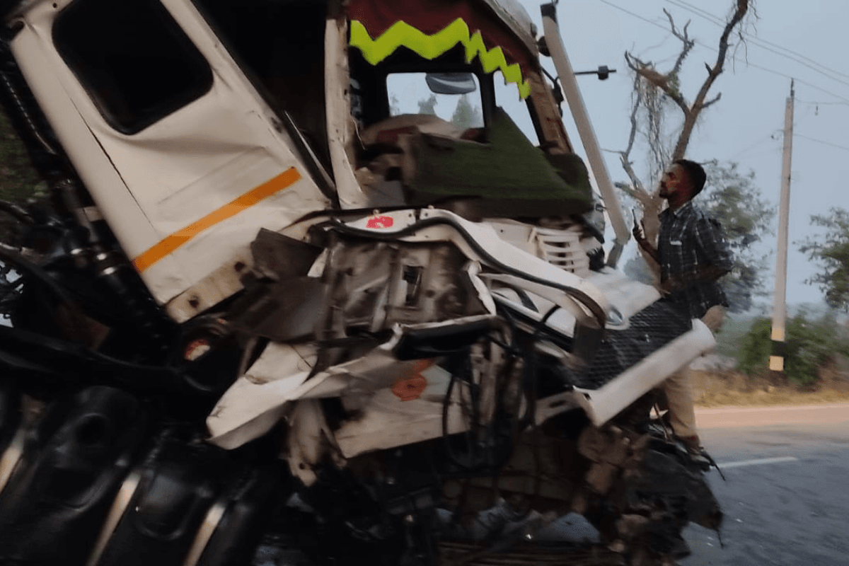 रोहतास में हाइवा और ट्रक की टक्कर में हाइवा के परखच्चे उड़े, ड्राइवर की मौके पर मौत