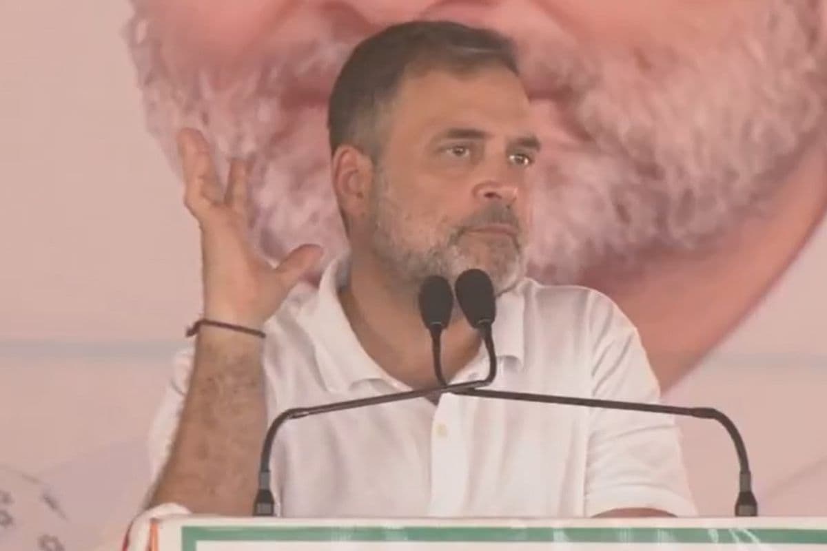 आर्थिक तूफान सिर पर है और हमारे पीएम मोदी इटली में टॉफी बांट रहे हैं, यह नेतृत्व नहीं नौटंकी है