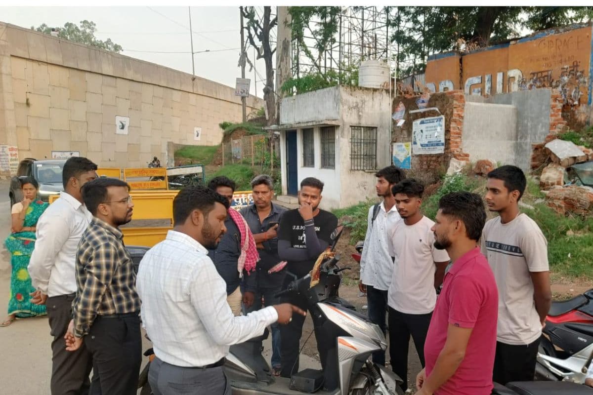रामगढ़ : डीटीओ ने पटेल चौक में चलाया दोपहिया वाहन जांच अभियान, बिना हेलमेट चालकों को दी चेतावनी