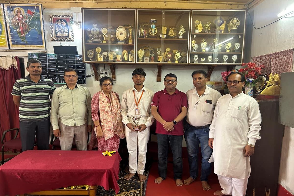 मजदूर पिता का बेटा ओनित मुंडा बना जिला टॉपर, संघर्ष से लिखी सफलता की कहानी