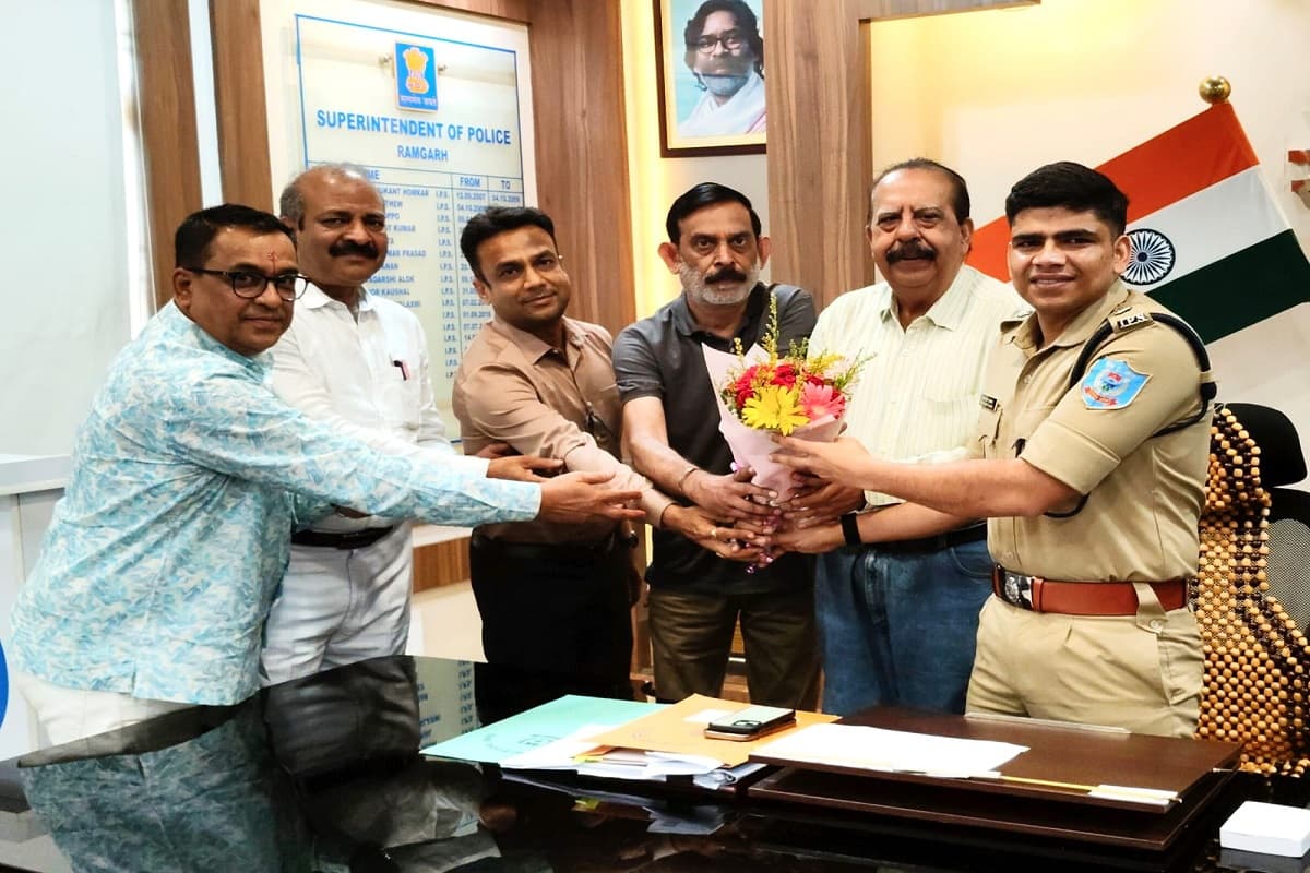 रामगढ़ के नए एसपी से मिले चैंबर के पदाधिकारी, सुरक्षा और ट्रैफिक व्यवस्था पर हुई बात