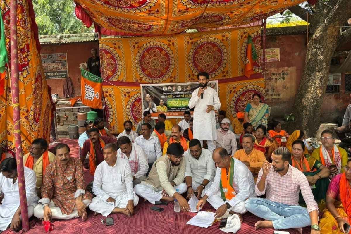 रामगढ़ : बर्बाद फसलों के मुआवजे की मांग को लेकर भाजपा ग्रामीण कैंट मंडल का धरना 