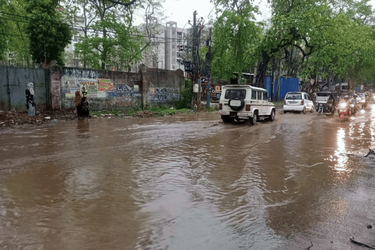 रामगढ़ में बेमौसम बारिश में जलजमाव, सड़कों पर बहा नाली का पानी 