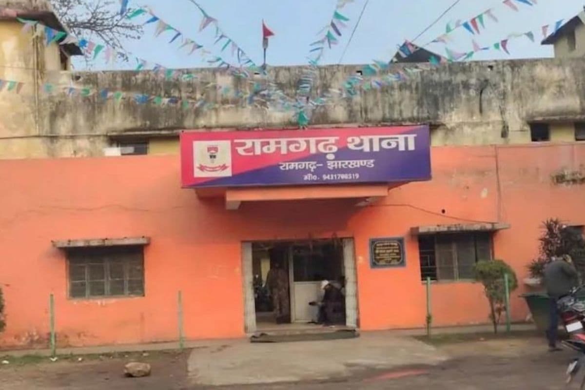 Ramgarh: सिरका बुध बाजार में कथित देह व्यापार मामले में 12 गिरफ्तार