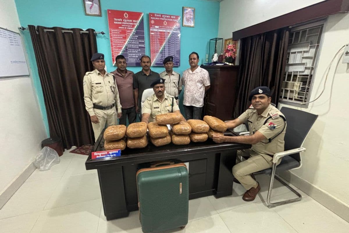 रांची रेलवे स्टेशन पर RPF की बड़ी कार्रवाई: एक्सप्रेस ट्रेन से 13 किलो गांजा बरामद, तस्करों में मचा हड़कंप