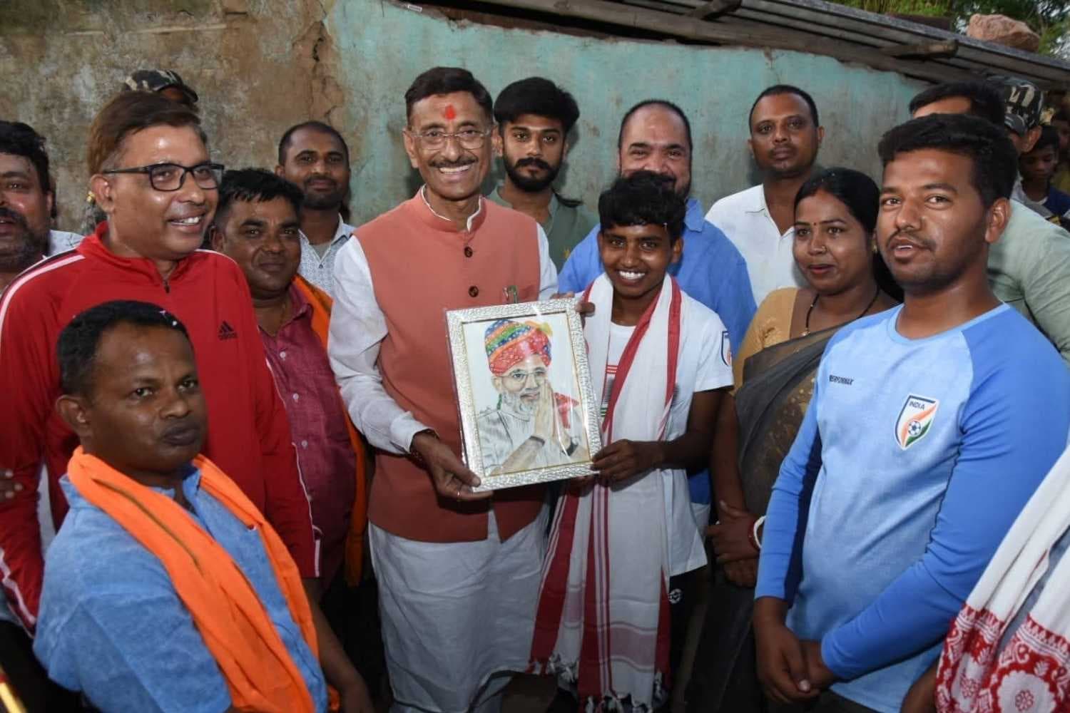 रांची की अंतरराष्ट्रीय महिला फुटबॉल खिलाड़ी दिव्यानी लिंडा को सम्मानित करने पहुंचे केंद्रीय मंत्री संजय सेठ