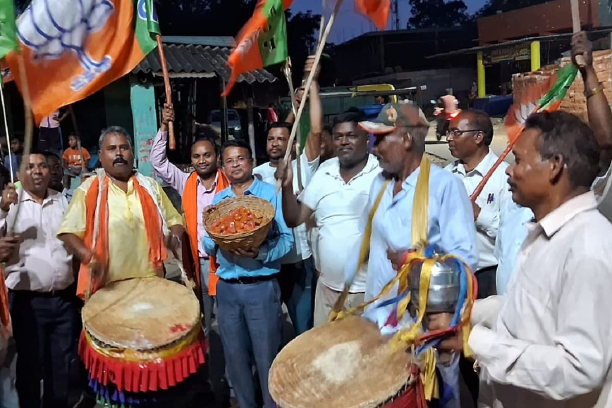पश्चिम बंगाल में भाजपा की अप्रत्याशित जीत पर अनगड़ा में मना जश्न