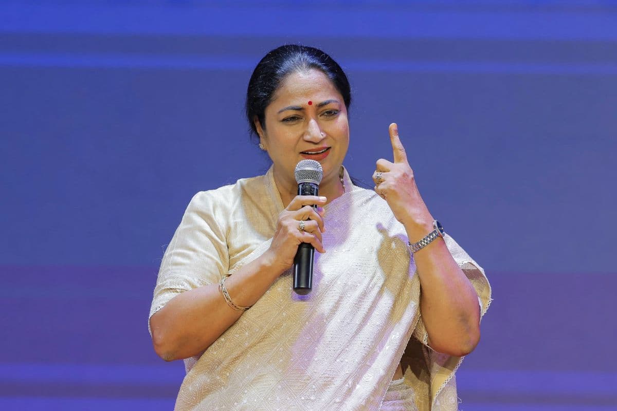 फिजुलखर्ची पर रोकः दिल्ली की मुख्यमंत्री ने कम किया काफिला, बाइक से विधान भवन पहुंचे सीएम देवेंद्र फडणवीस