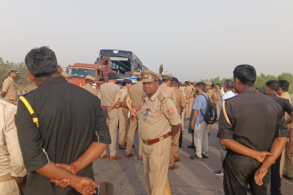 यूपी में लखनऊ-आगरा एक्सप्रेसवे पर पलटी डबल डेकर AC बस, बिहार के दारोगा-कैदी समेत 6 की मौत