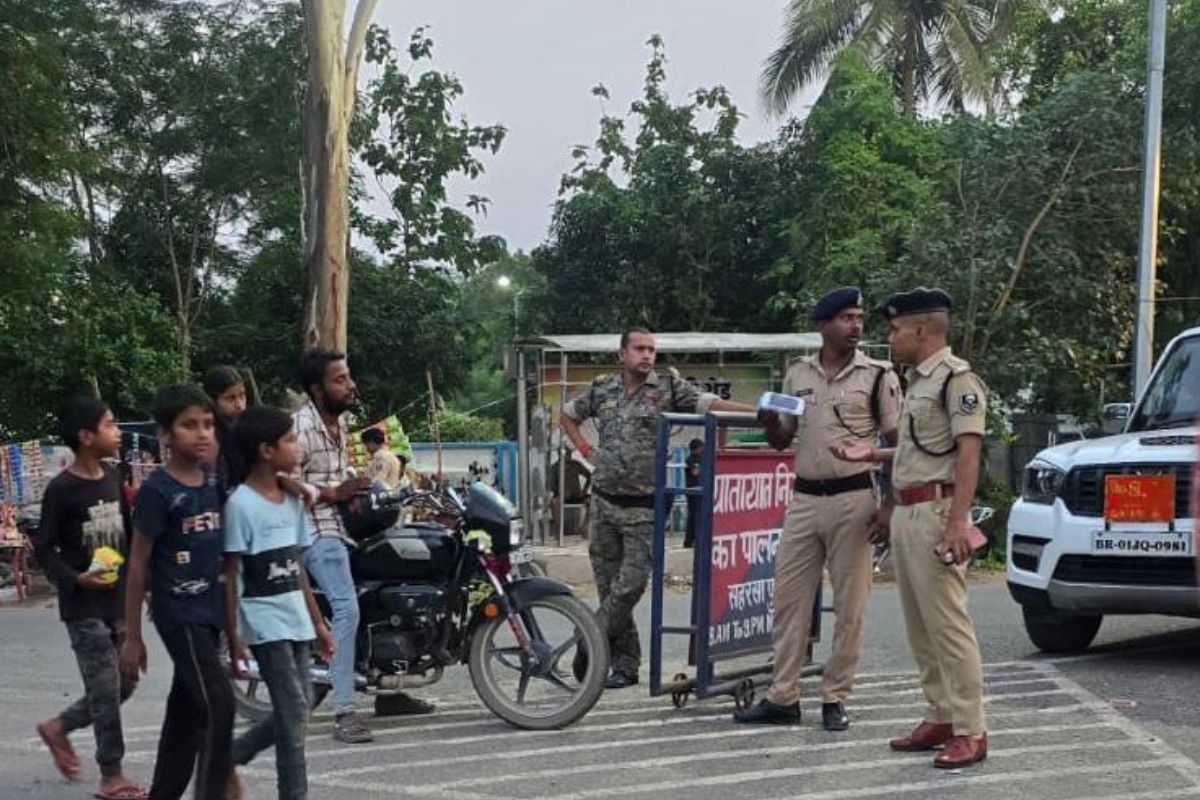 सहरसा में डीएम के निर्देश पर सघन वाहन जांच, हेलमेट और सीट बेल्ट नहीं पहनने वालों पर कार्रवाई