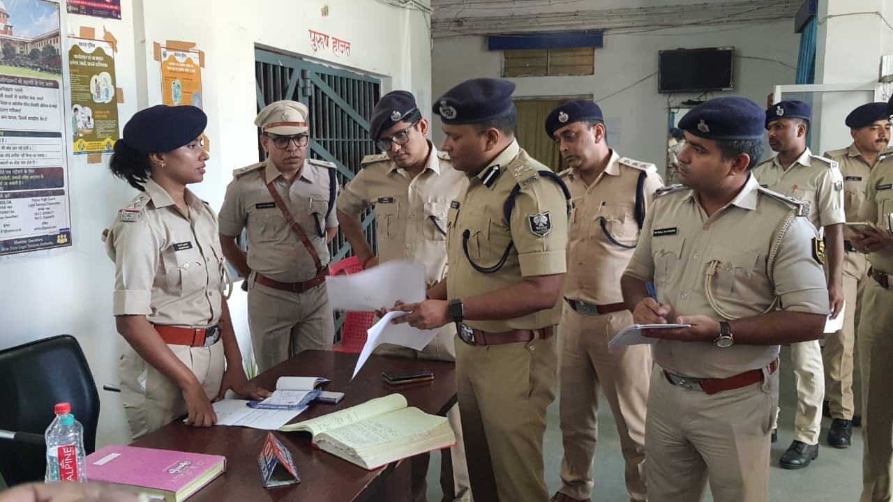 सहरसा में सदर थाना पहुंचे डीआईजी, 5 घंटे तक की समीक्षा, लंबित मामलों पर सख्त निर्देश