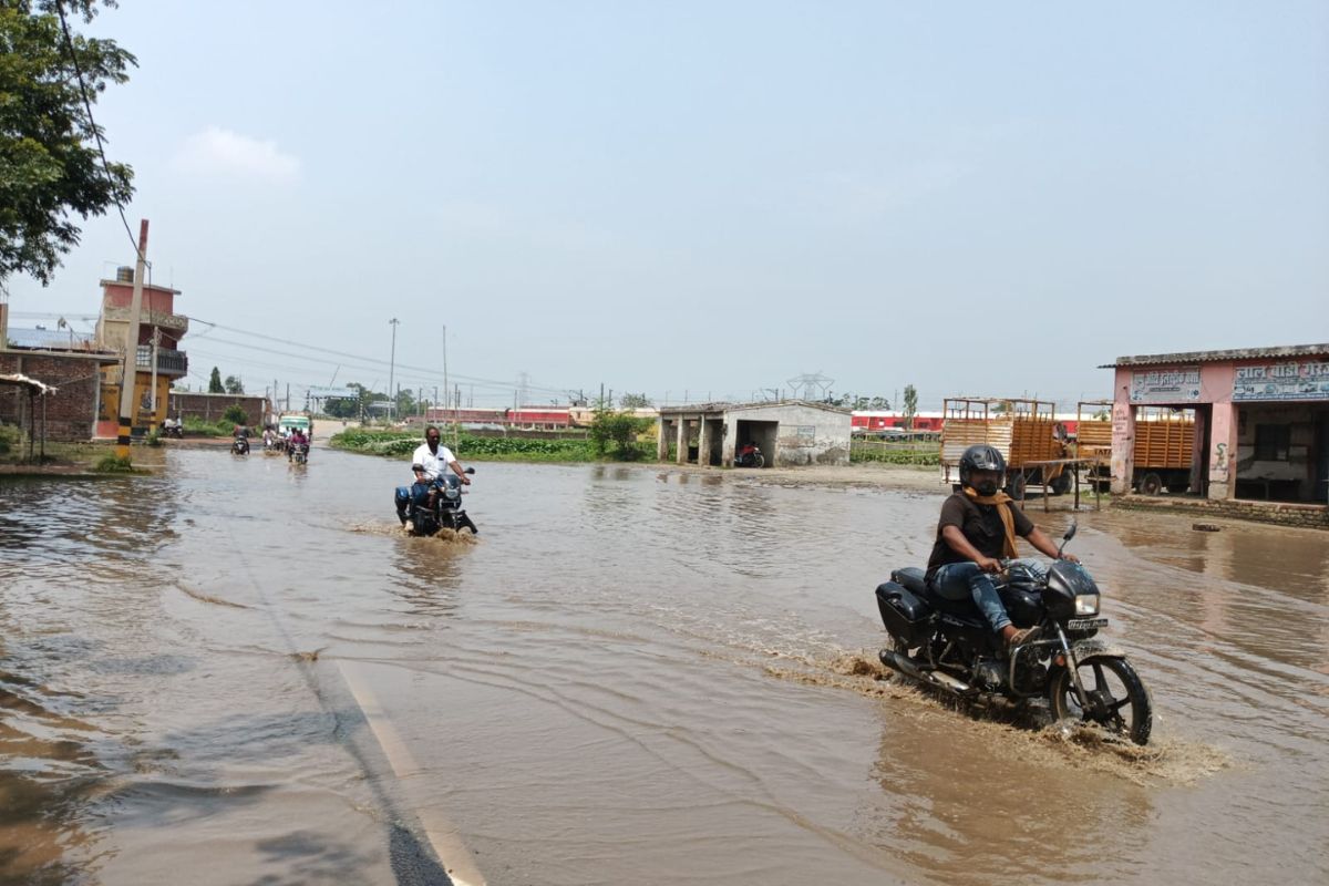 सहरसा में तालाब बनी सर्वा ढाला बाइपास रोड, 3 फीट पानी में जान जोखिम में डालकर गुजर रहे लोग