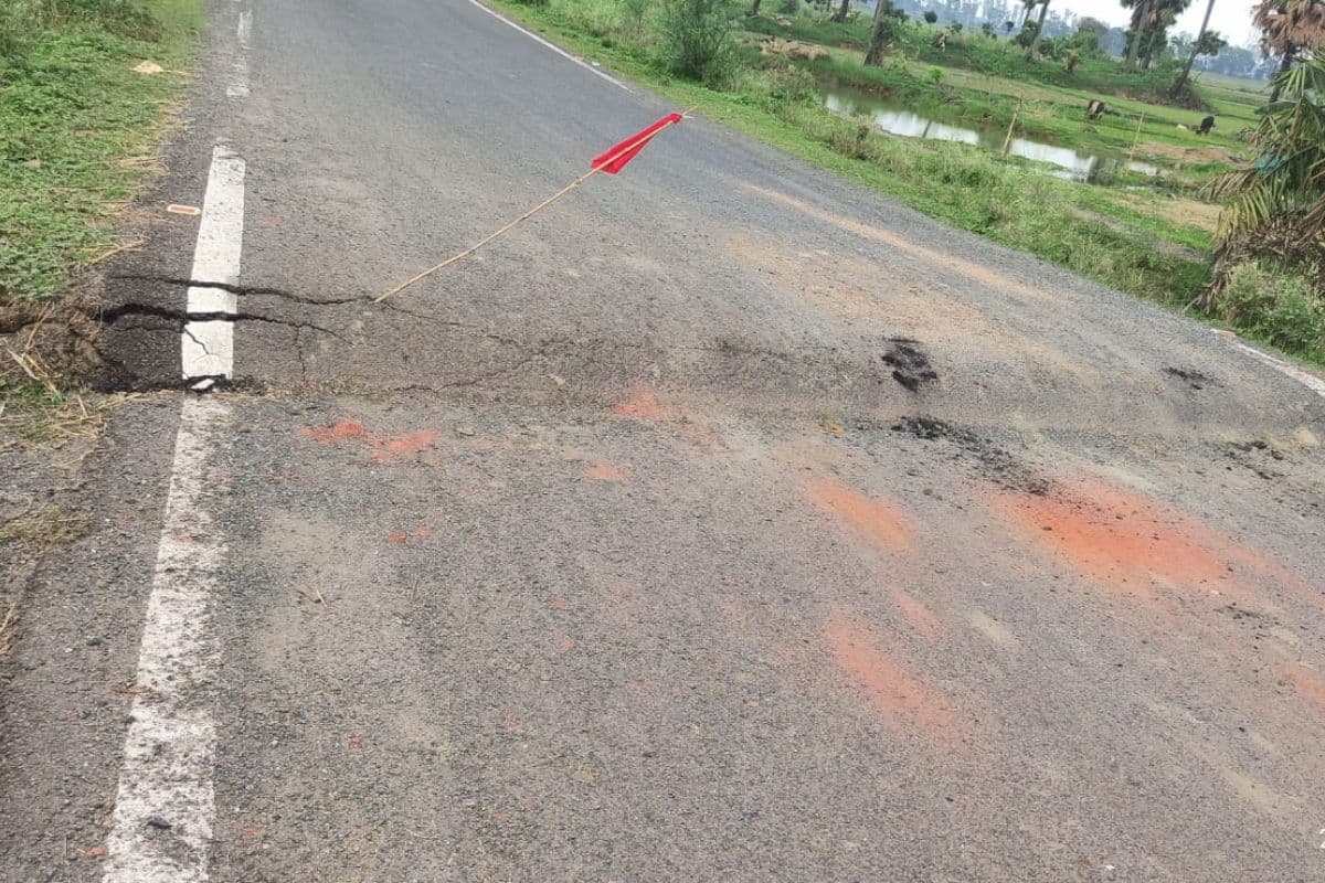 साहिबगंज : बरहरवा-हिरणपुर मुख्य मार्ग पर पुल में हो रहा धंसान, हादसे को दे रहा आमंत्रण