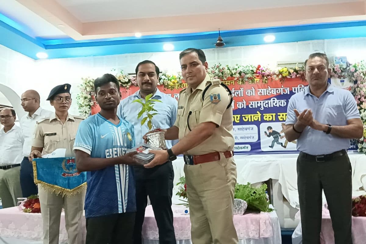 Sahibganj: पुलिस ने लौटाए 300 चोरी के फोन, मोबाइल के साथ पौधा देकर दिया हरियाली का संदेश