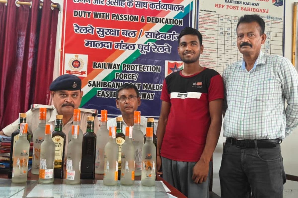 Sahibganj: ट्रेन में 9 लीटर विदेशी शराब के साथ युवक गिरफ्तार, RPF ने उत्पाद विभाग को सौंपा