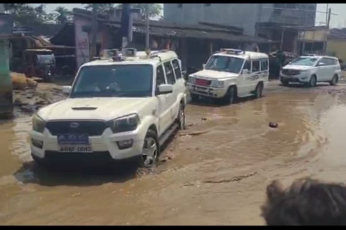 "कैसा लग रहा सर? थोड़ा ध्यान दिया जाए": साहिबगंज DC के काफिले को ग्रामीणों ने दिखाई NH-80 की जर्जर हालत