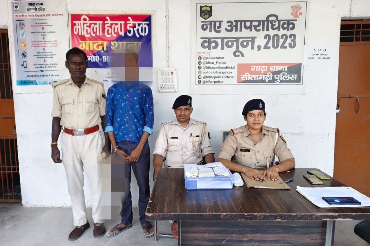 sitamarhi-news-sitamarhi-gadha-police-arrested-youth-making-fake-documents-aadhaar-ayushman-card-seized