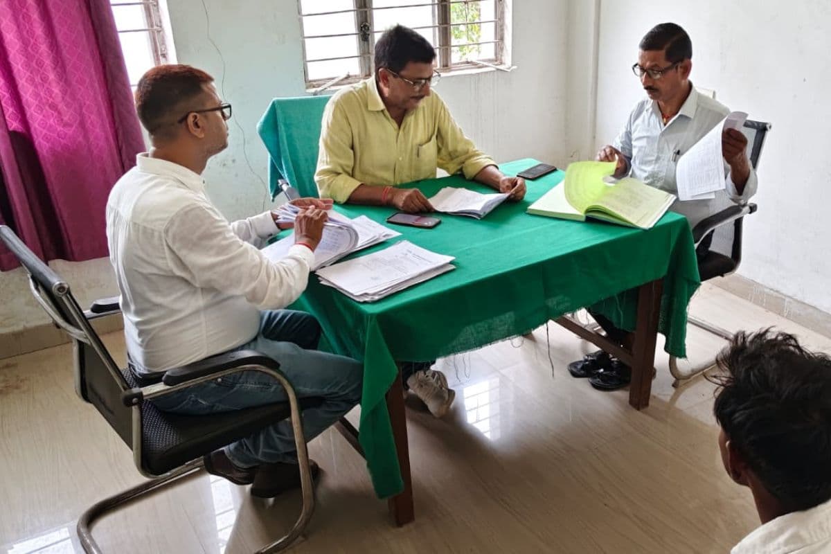 Motihari News: जनता दरबार में 12 जमीनी विवादों पर सुनवाई, 6 का हुआ ऑन-द-स्पॉट निपटारा
