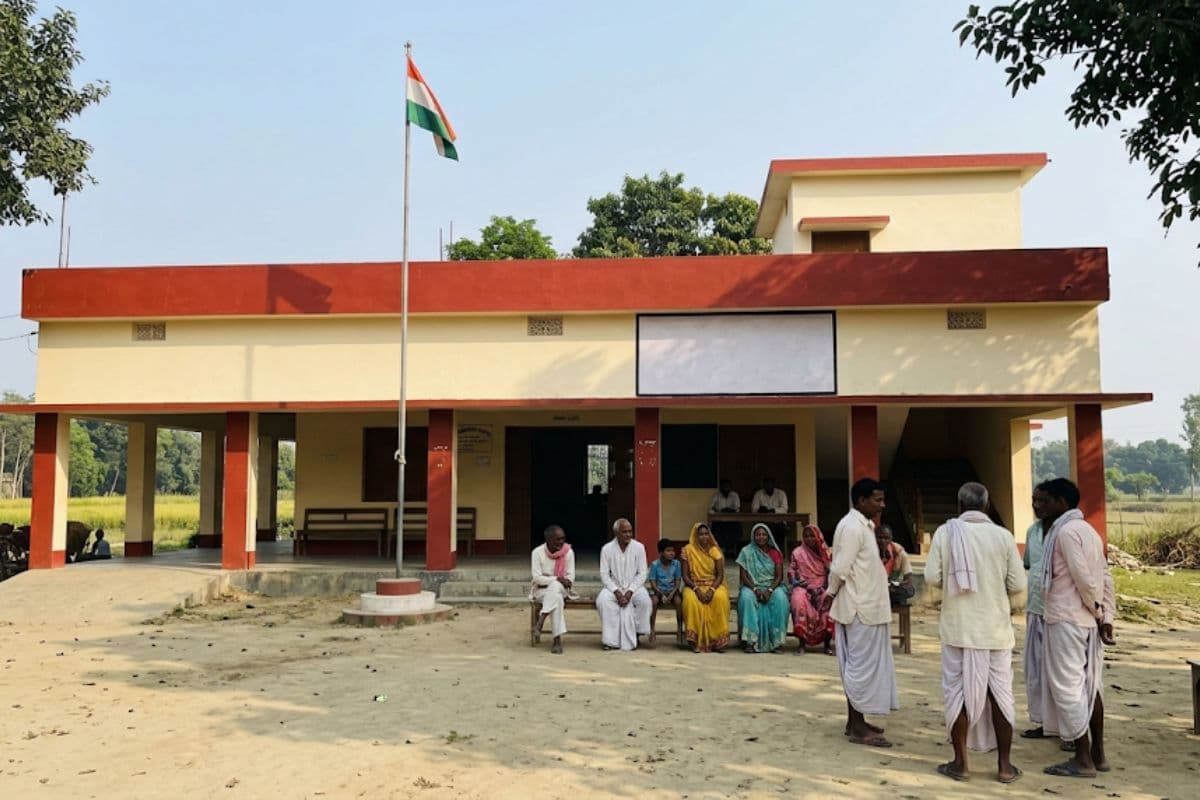 Bettiah News: मझौलिया में ट्रेन के समय से चलता है सरकारी महकमा, '11 बजे लेट नहीं, 4 बजे भेंट नहीं'