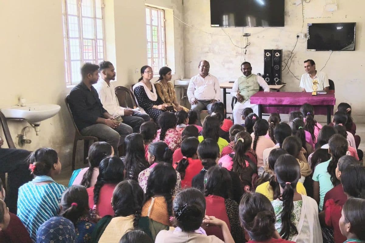 Samastipur News: कस्तूरबा गांधी बालिका विद्यालय का निरीक्षण, बालिकाओं को मिला सफलता का मंत्र