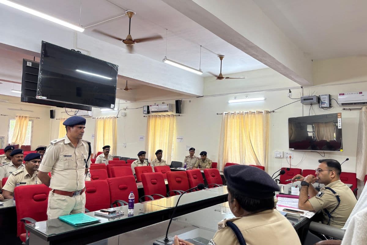 Motihari News: पुलिस ट्रेनिंग में लापरवाही बर्दाश्त नहीं, एसपी ने अनुदेशकों को दिए प्रशिक्षण सख्त बनाने के निर्देश