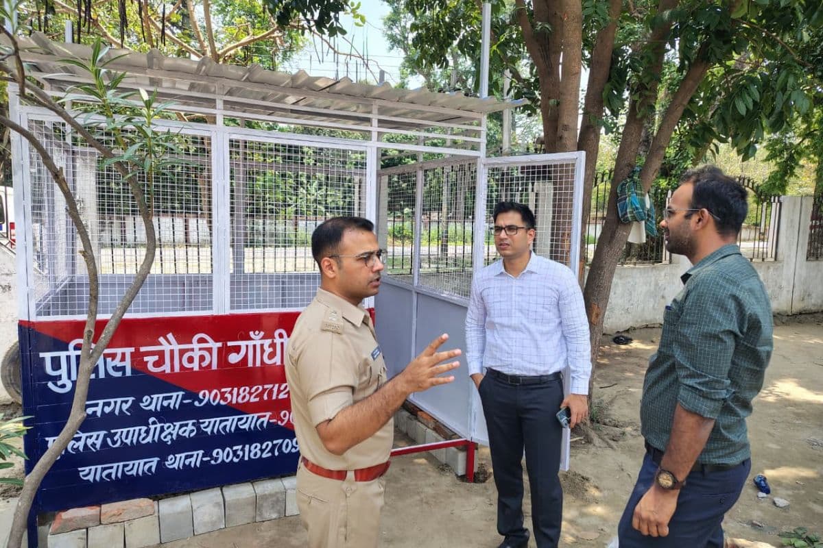 Motihari News: गांधी मैदान में बन रही स्थाई पुलिस चौकी का डीएम और एसपी ने किया निरीक्षण, दिए कड़े निर्देश