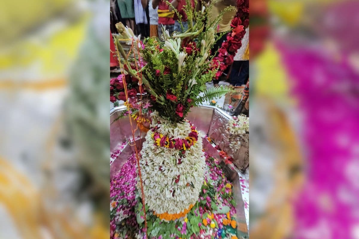 मुजफ्फरपुर गरीबनाथ मंदिर: फूलों और बेलपत्र से सजे बाबा, अहले सुबह से उमड़ी श्रद्धालुओं की भीड़