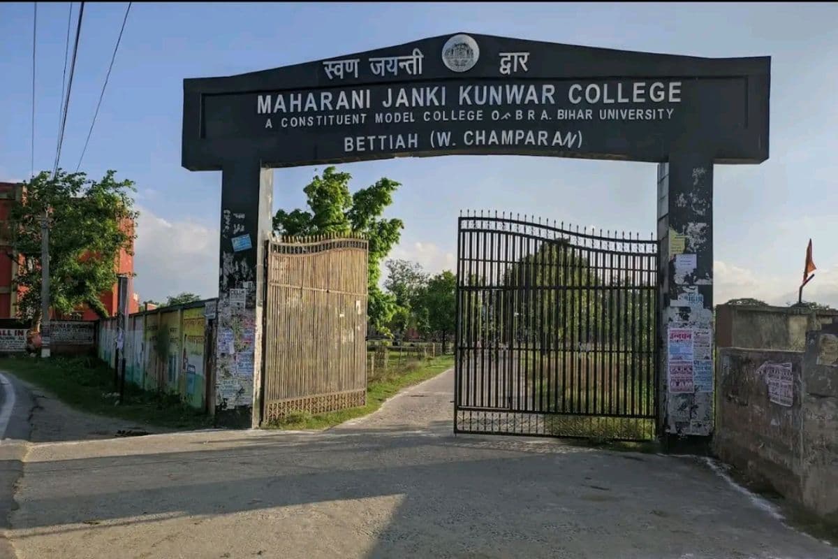 बेतिया एमजेके कॉलेज में हाई वोल्टेज ड्रामा: छात्र नेताओं को दलाल कहना प्रशासन को पड़ा भारी
