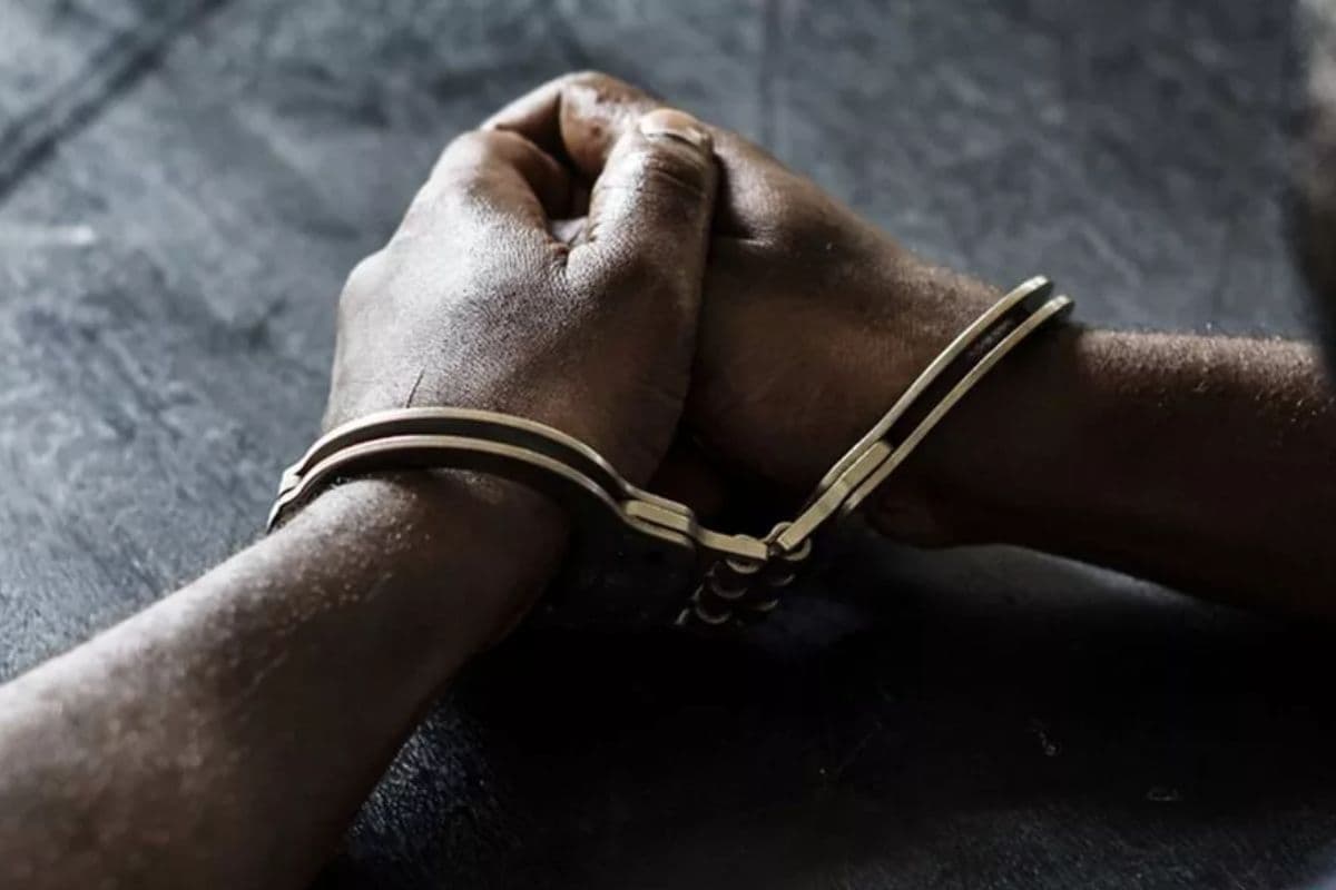 Sitamarhi News: सोनबरसा पुलिस की बड़ी कार्रवाई, स्कॉर्पियो से 2640 बोतल नेपाली शराब बरामद, दो तस्कर गिरफ्तार