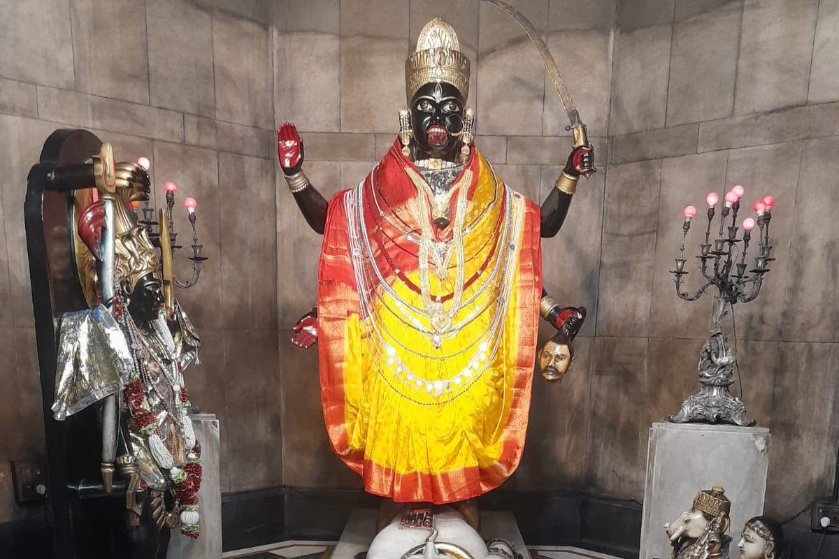 दरभंगा श्यामा मंदिर: वट सावित्री पर उमड़ा आस्था का सैलाब, सुबह 4 बजे भस्म आरती के साथ खुले भगवती के पट