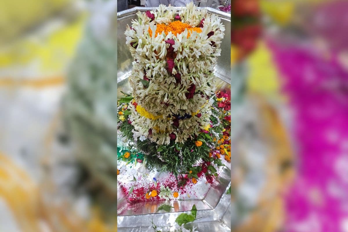Aaj Ka Darshan: बेला और गुलाब के फूलों से सजा बाबा गरीबनाथ का दरबार, अलौकिक रूप के दर्शन को उमड़े भक्त