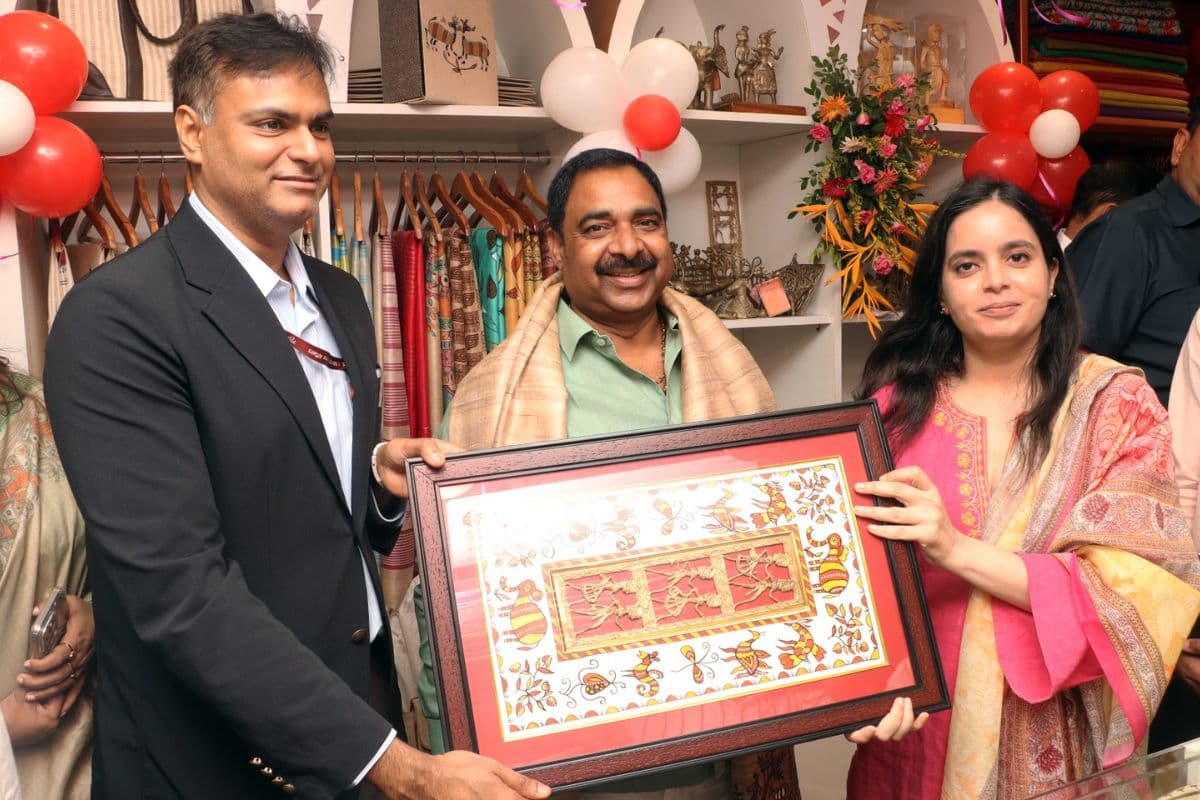 कोलकाता में झारक्राफ्ट का नया इंपोरियम खुला, उद्योग मंत्री ने किया उदघाटन