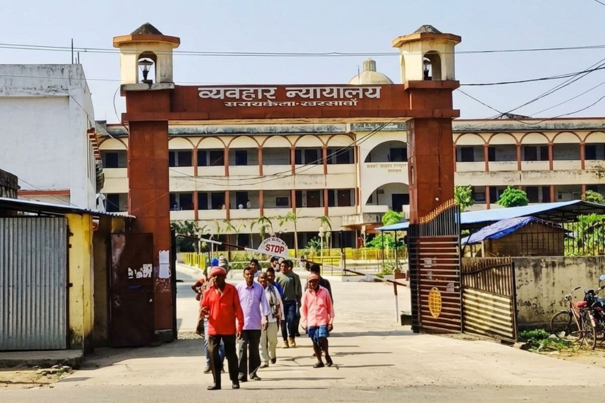 Saraikela: शादी का झांसा देकर नाबालिक से संबंध बनाने के आरोपी को कोर्ट ने सुनाई 25 साल की सजा