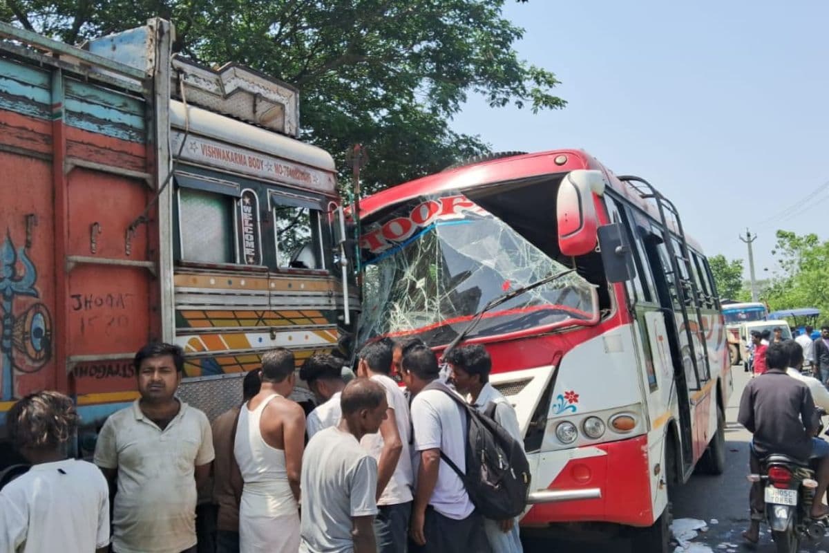 Saraikela: सवारी से भरी तूफान बस और ईंट लदे ट्रक में जोरदार टक्कर, कई यात्री घायल