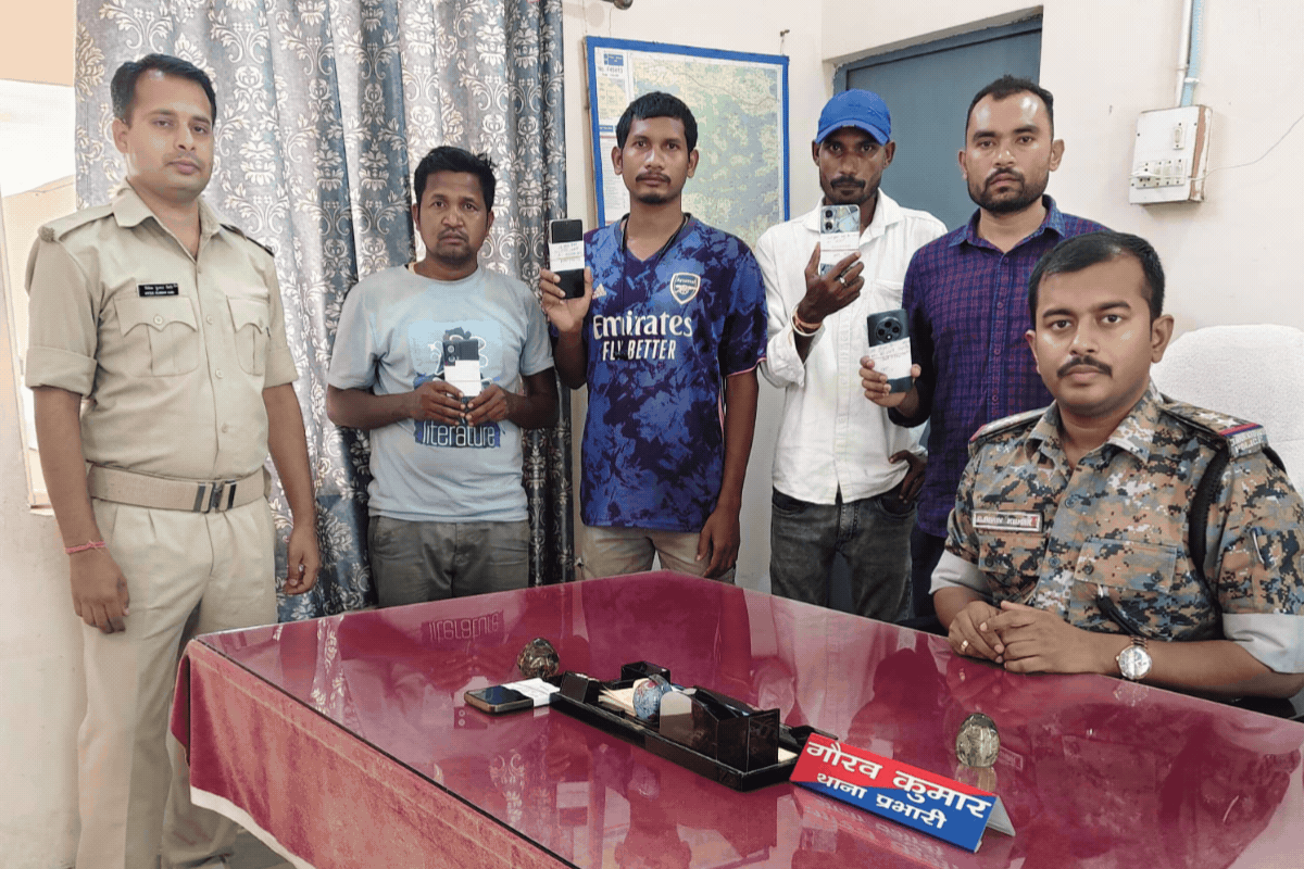 खरसावां पुलिस का कमाल, पांच लोगों को मिला खोया हुआ मोबाइल, खिल उठे चेहरे 