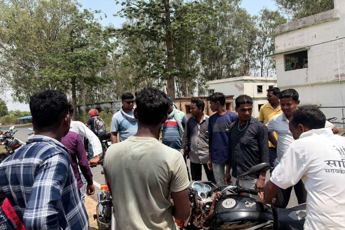 सरायकेला में सिस्टम की 'इमरजेंसी' फेल: सड़क दुर्घटना के बाद घंटों नदारद रही 108 सेवा, निजी वाहन बना देवदूत