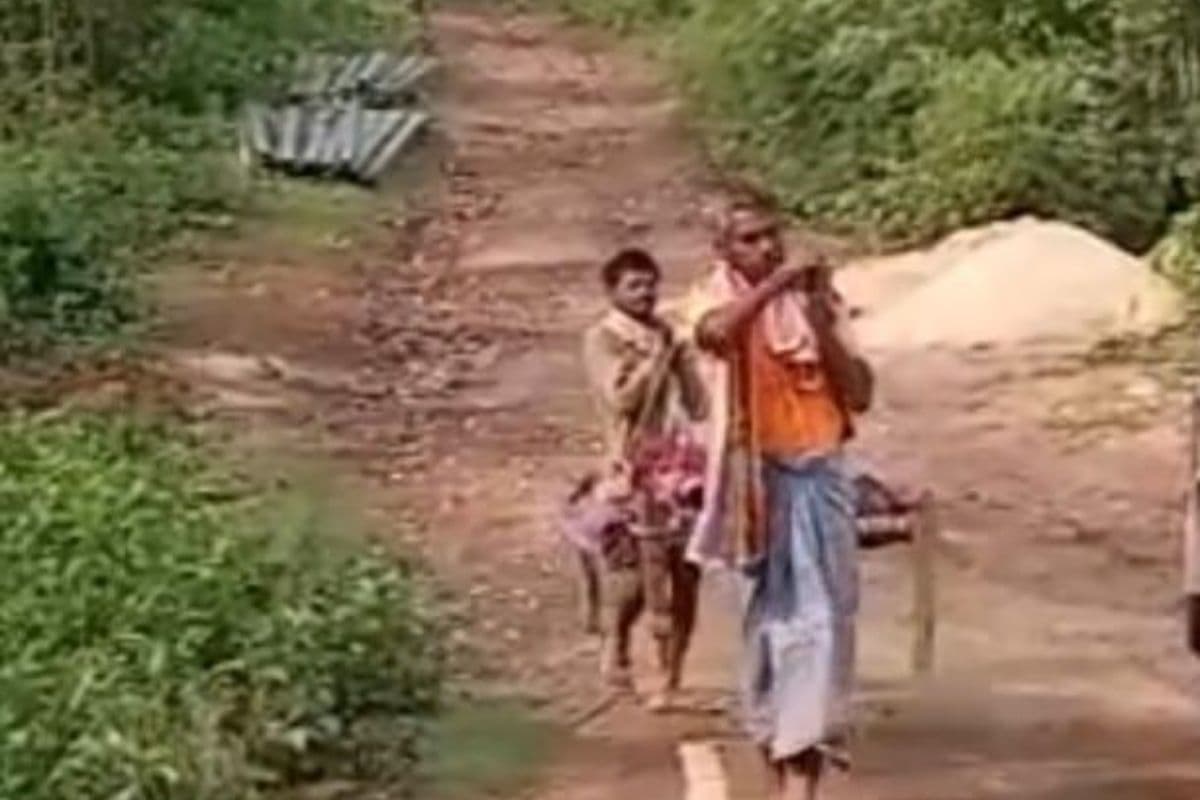 आजादी के दशकों बाद भी 'खटिया' ही एंबुलेंस: झारखंड के सरायकेला में सड़क के अभाव में बीमार को 2 KM ढोया