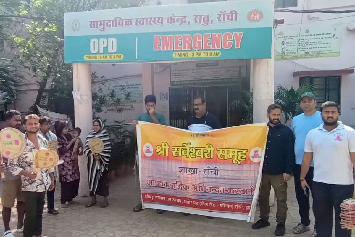 रांची: चिलचिलाती धूप में सर्वेश्वरी समूह ने बांटे 100 हाथ पंखे, बेजुबानों के लिए छतों पर रखवाए 1000 सकोरे