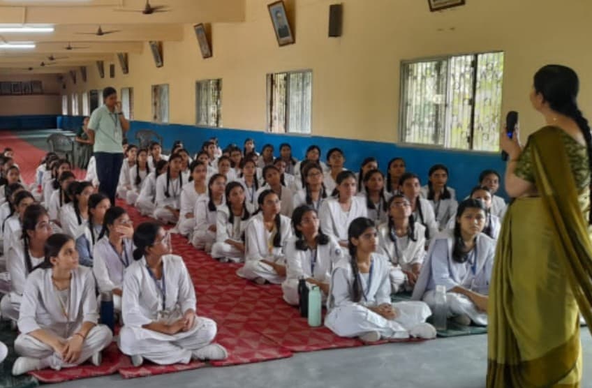 Saran News : छात्राओं को स्वास्थ्य और पोषण के प्रति जागरूक रहने की दी गई सलाह