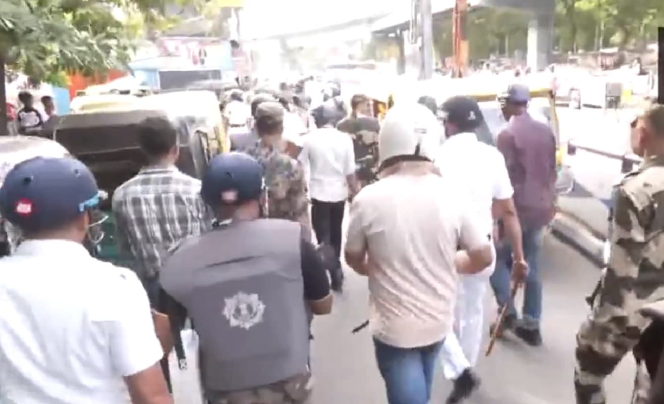 कोलकाता के पार्क स्ट्रीट इलाके में हंगामा, पुलिस और प्रदर्शनकारियों के बीच झड़प