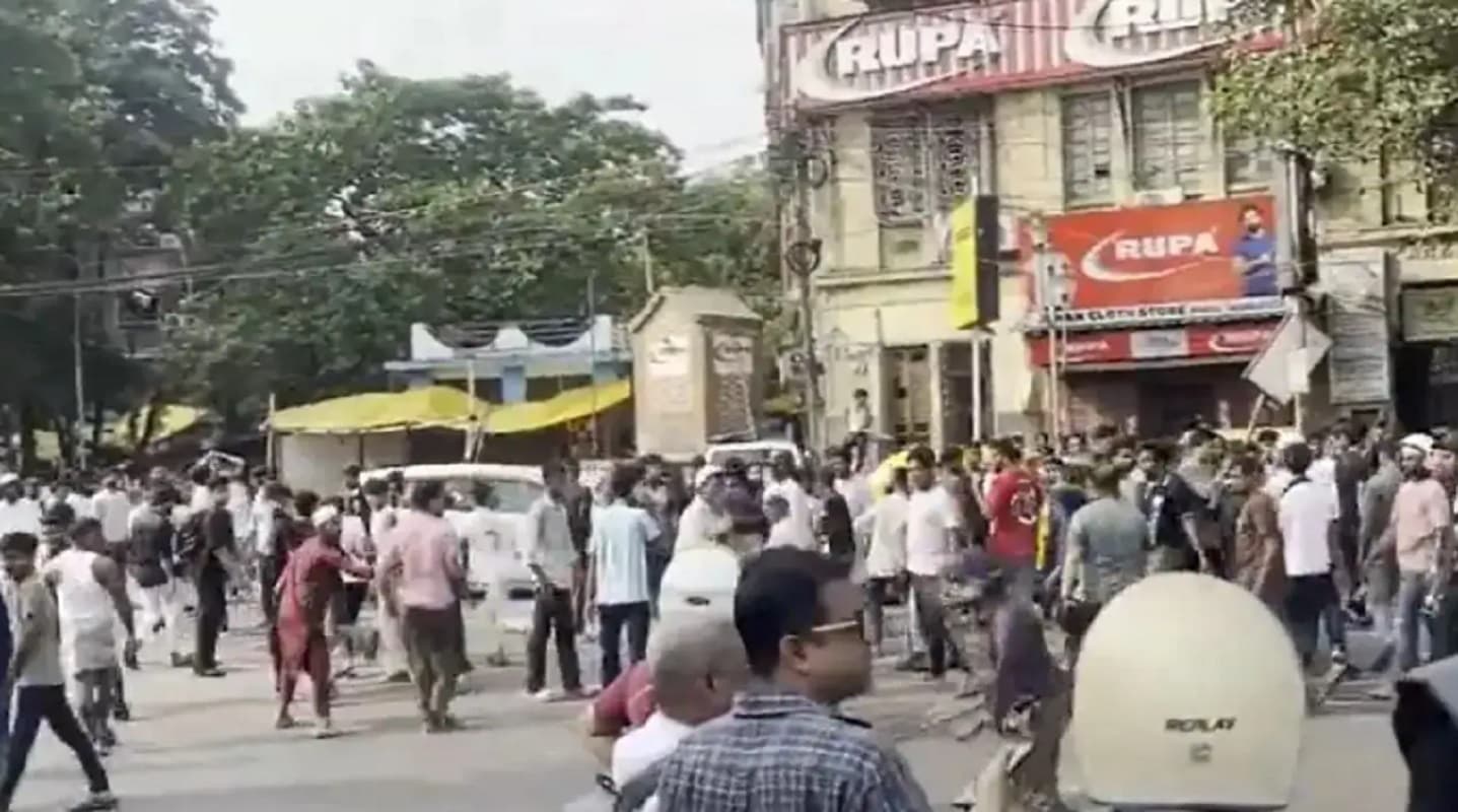 कोलकाता के पार्क स्ट्रीट इलाके में हंगामा, पुलिस और प्रदर्शनकारियों के बीच झड़प