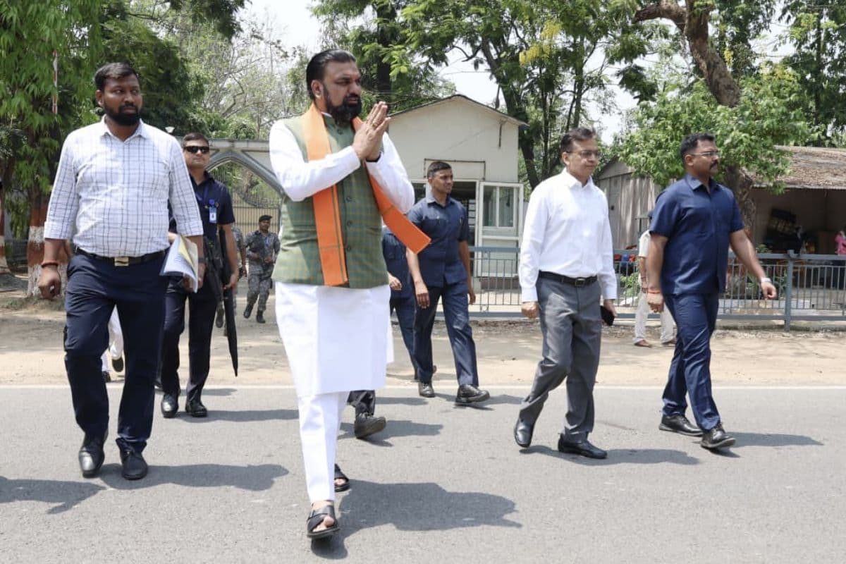 सीएम सम्राट चौधरी लोक सेवक आवास से पैदल पहुंचे सचिवालय, काफिले में गाड़ियों को भी घटाया था