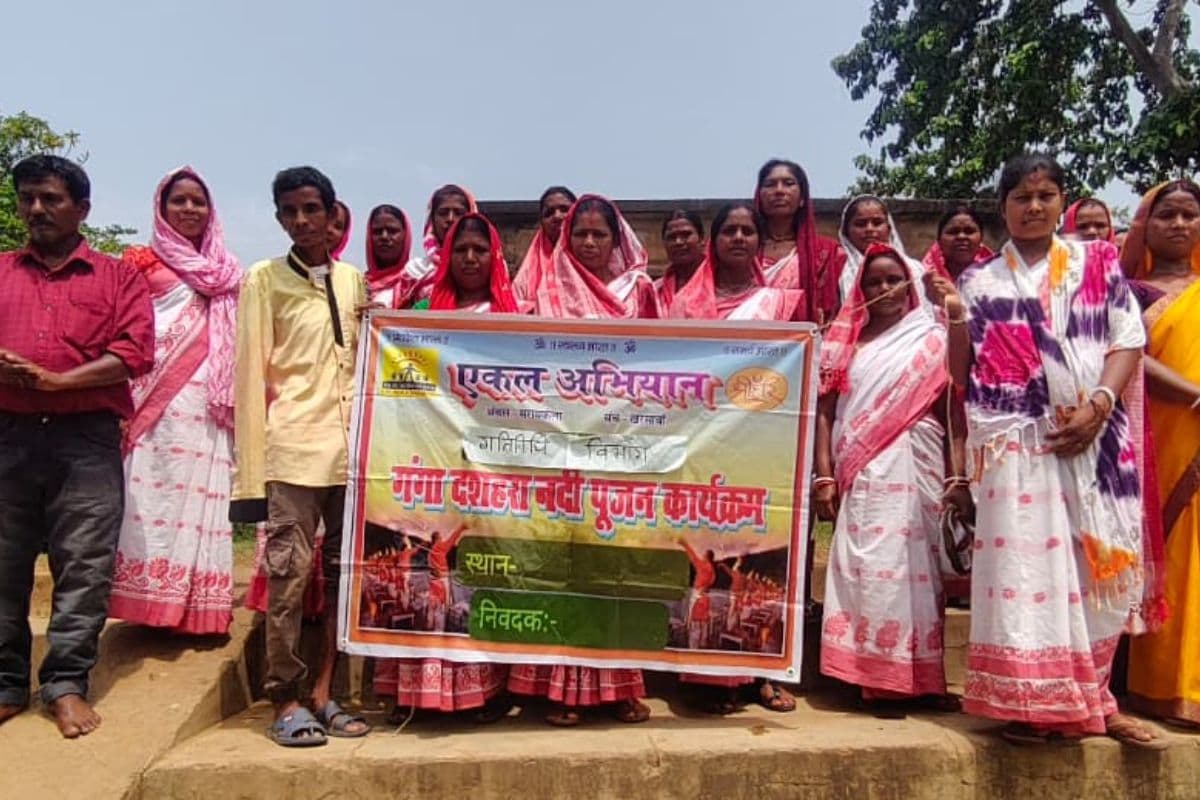 खरसावां में गंगा दशहरा पर सोना नदी घाट में हुआ नदी पूजन, स्वच्छता का लिया संकल्प