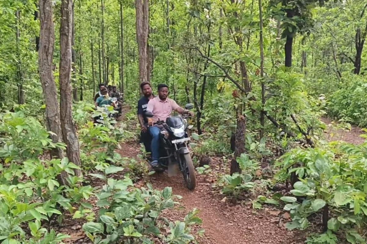 सरायकेला के सीमावर्ती दुर्गम रास्तों पर दौड़ी विधायक की बाइक, कुचाई और तमाड़ सीमा पर बसे गुंटी गांव पहुंचे दशरथ गागराई