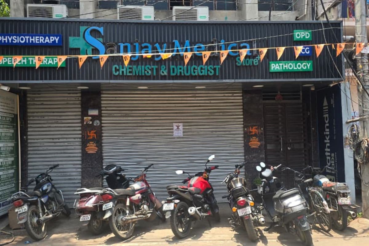 कॉरपोरेट डिस्काउंट और ऑनलाइन दवाओं के विरोध में उतरे सरायकेला के केमिस्ट्स, भटकते रहे मरीजों के परिजन
